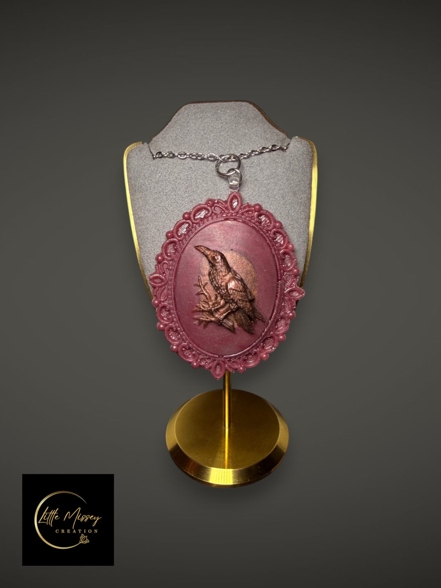Vol Ombragé : Collier Camée Corbeau en Résine